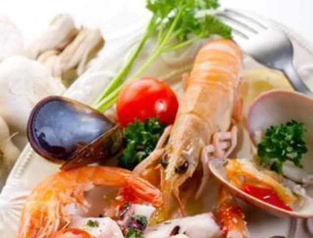 Jak jeść owoce morza? Ciesz się smakiem bez stresu i gaf!